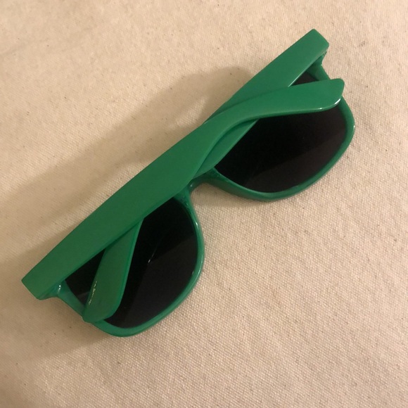 😎☘️ NWOT!!! Green shamrock wayfarer style glasses with blue mirrored lenses. - Picture 4 of 9